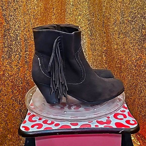 D Like New Chocolate Brown Crown Vintage Brown Booties w Fringe - Picture 5 of 8